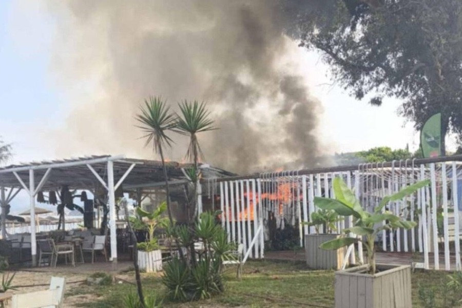 Πρέβεζα: Φωτιά σε γνωστό beach bar στο Μονολίθι – Κάηκε ολοσχερώς