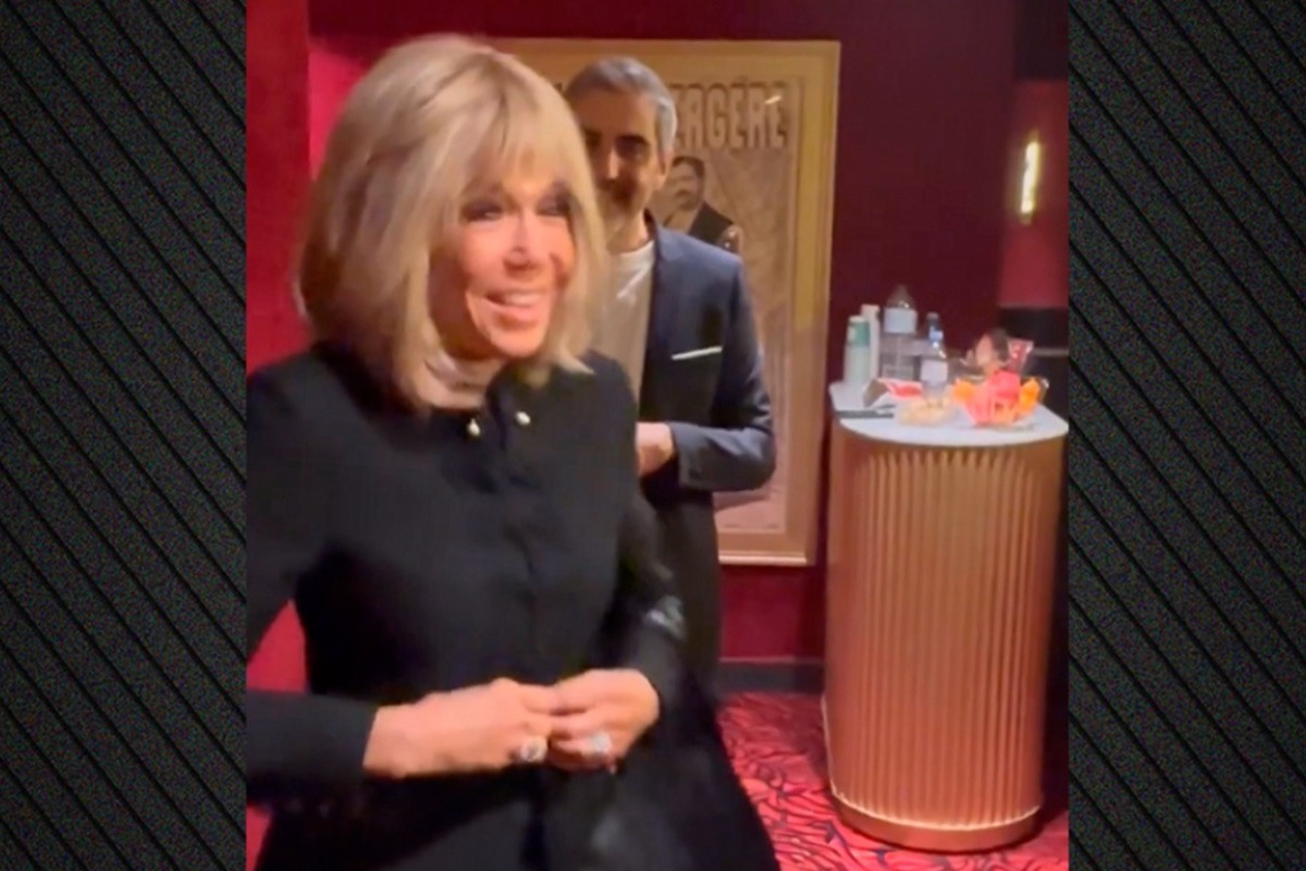 Σάλος στη Γαλλία για το «βρωμιάρες σκύλες» της Μπριζίτ Μακρόν κατά ακτιβιστριών - Οι γυναίκες είχαν διαδηλώσει έξω από το θέατρο του ηθοποιού Αρί Αμπιτάν, ο οποίος το 2021 είχε κατηγορηθεί για βιασμό