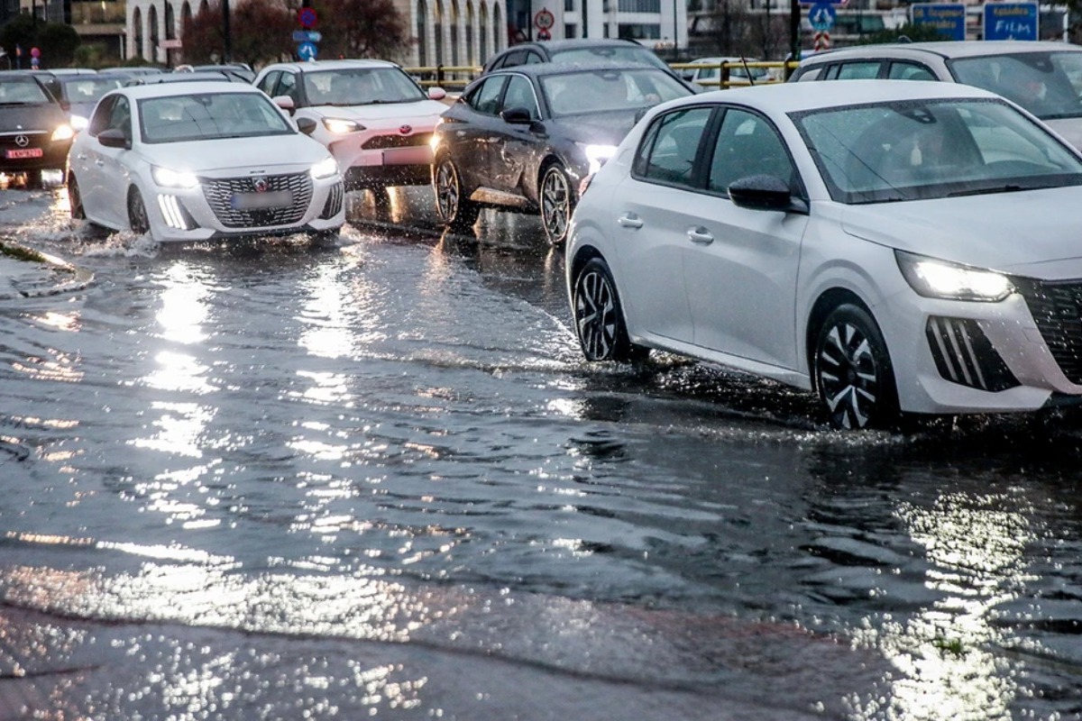 Στο έλεος του «Byron» η χώρα: Ποιοι δρόμοι άνοιξαν και ποιοι παραμένουν κλειστοί – Πού θα «χτυπήσει» η κακοκαιρία τις επόμενες ώρες - Η τελευταία ενημέρωση της ΕΛΑΣ