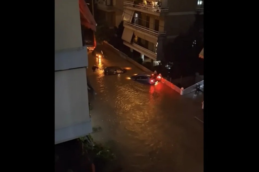 Κακοκαιρία Byron: Αυτοκίνητα επέπλεαν σε δρόμους στον Αλιμο, απίστευτο βίντεο