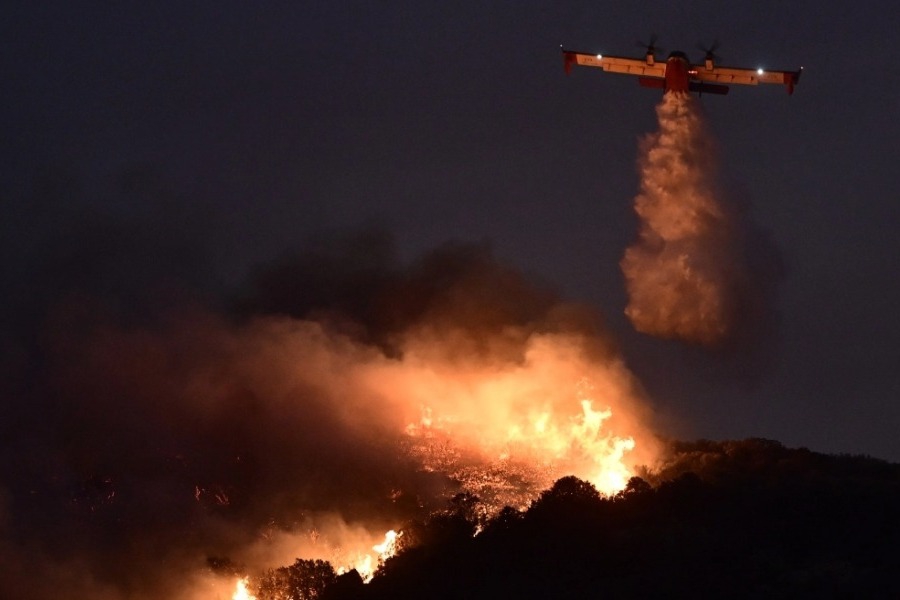 Η ηρωική πτήση πιλότου Canadair που έκανε νυχτερινή ρίψη νερού στην Κερατέα