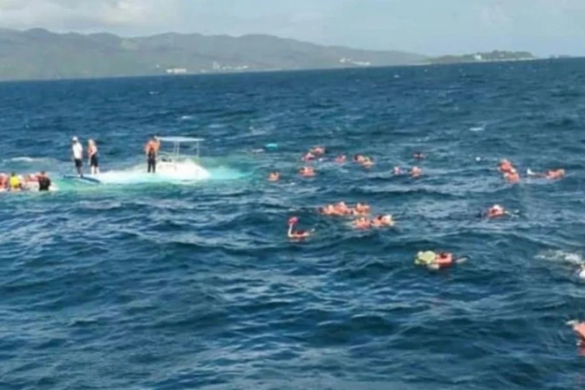 Χάος σε κρουαζιέρα στην Καραϊβική: Τουρίστες βρέθηκαν ξαφνικά στο νερό όταν βυθίστηκε το καταμαράν που τους μετέφερε - Οι επιβάτες του κρουαζιερόπλοιου Mein Schiff 1 βρέθηκαν ξαφνικά στη θάλασσα όταν το μικρό σκάφος που τους πήγαινε εκδρομή, βυθίστηκε