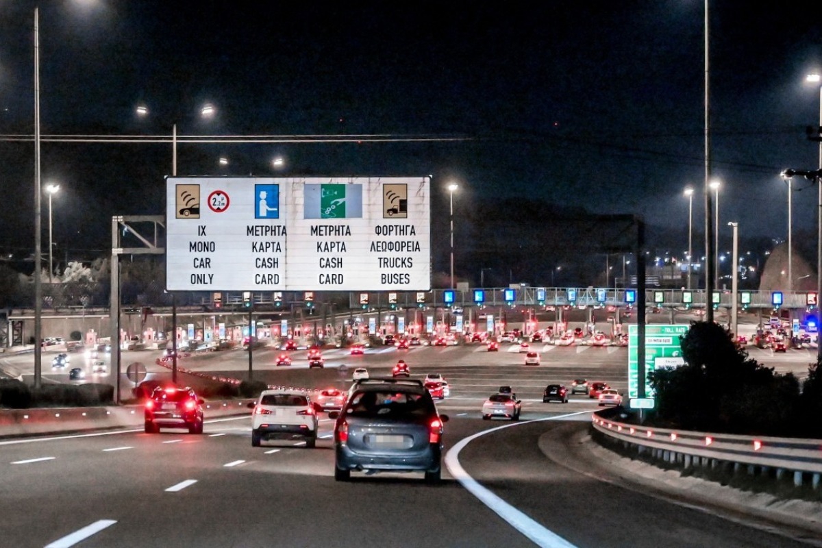 Ανατροπή και εκδήλωση πυρκαγιάς σε φορτηγό στην Αθηνών Κορίνθου - Κλειστά και τα δύο ρεύματα - Μέσω της παλαιάς εθνικής οδού η κυκλοφορία των οχημάτων