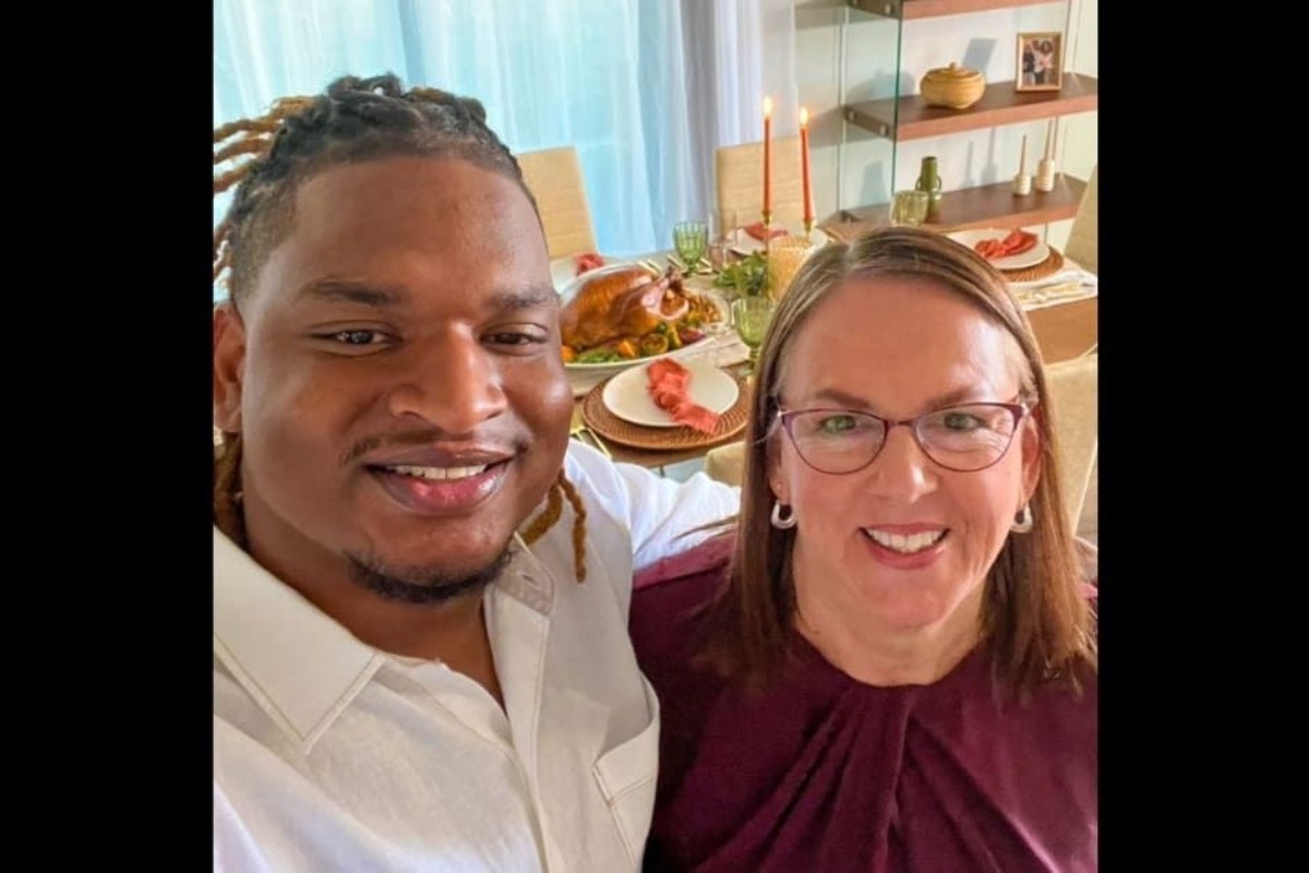 Η γιαγιά που έγινε viral επειδή προσκάλεσε έναν άγνωστο σπίτι της γιορτάζει το 10ο γιορτινό γεύμα με τον «εγγονό» της