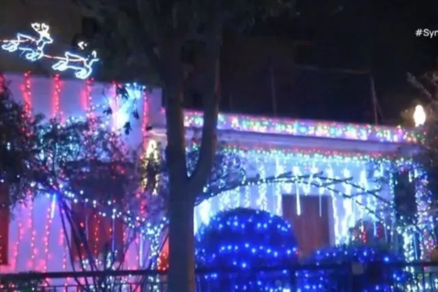 Αυτό είναι το πιο χριστουγεννιάτικο σπίτι της Αττικής: Χρειάστηκαν 20 μέρες στολισμού