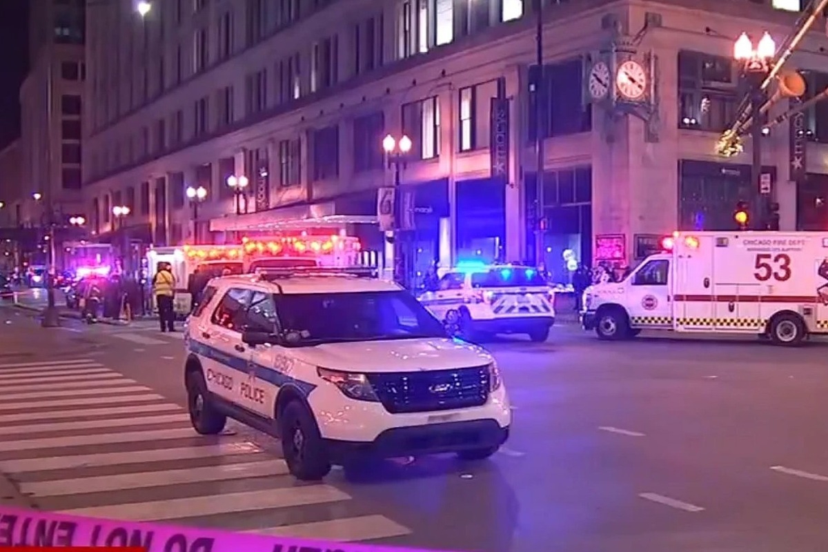 Σικάγο: Πυροβολισμοί στην τελετή φωταγώγησης του χριστουγεννιάτικου δέντρου – Ένας 14χρονος νεκρός, αρκετοί τραυματίες - Ο πρόεδρος Τραμπ αναφέρθηκε στο περιστατικό ισχυριζόμενος ότι σημειώθηκαν μαζικά εγκλήματα και ταραχές