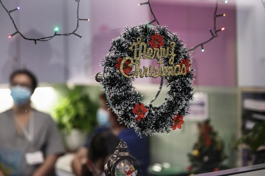 «Παιδί μου, σου είπα ψέματα»: Σπαρακτική επιστολή εκπαιδευτικού για τα παιδιά που θα περάσουν τα Χριστούγεννα μόνα τους στο νοσοκομείο - «Θυμάμαι μόνο που σου έκανα παρατήρηση γιατί χοροπηδούσες λάθος στην πρόβα. «Χοροπηδούσες λάθος» τι οξύμωρο!»