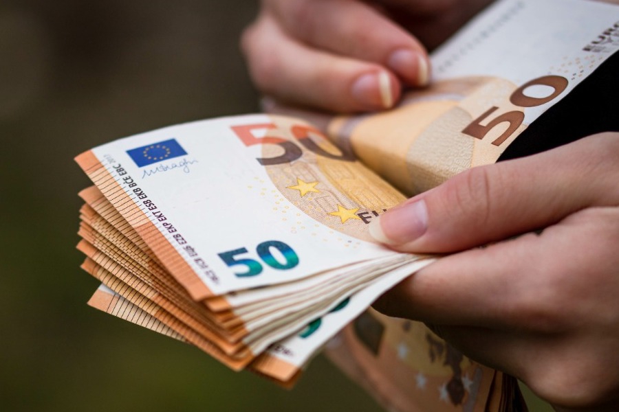 Προς τα 920 ευρώ ο κατώτατος μισθός: Πόσο θα αυξηθούν οι αποδοχές σε ιδιωτικό και δημόσιο τομέα