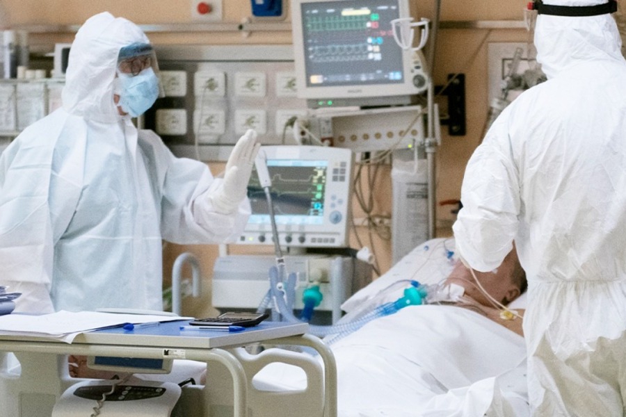 Καλοκαιρινή έξαρση του κορωνοϊού ‑ Εκατοντάδες οι νοσηλευόμενοι στα νοσοκομεία