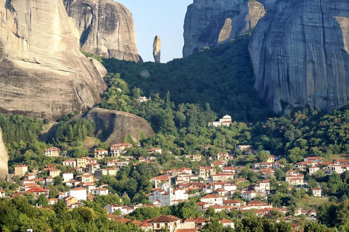 Το ελληνικό χωριό που είναι χτισμένο μέσα στα βράχια