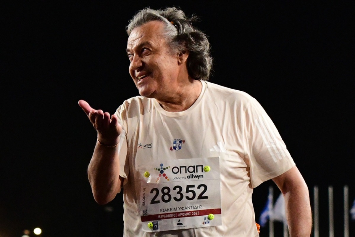 42ος Αυθεντικός Μαραθώνιος: Χειροκροτήματα και συγκίνηση για τον δρομέα που τερμάτισε τελευταίος