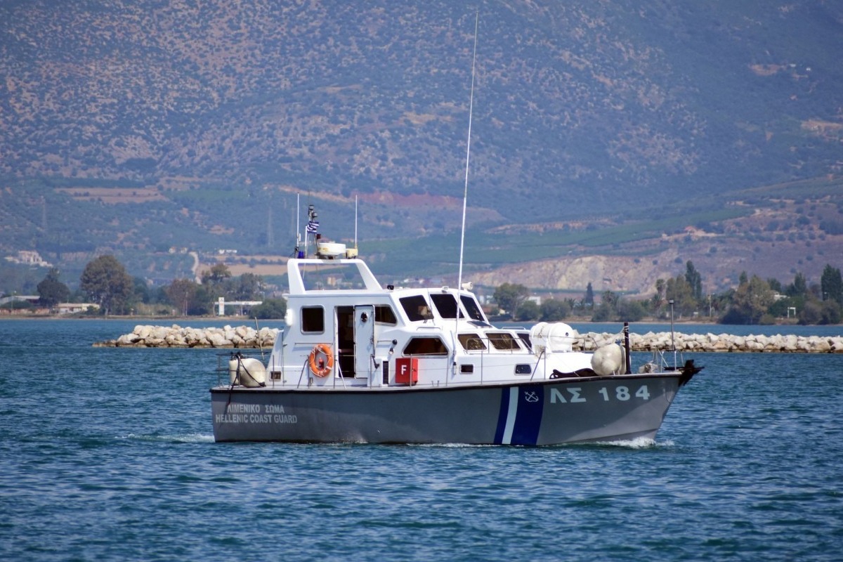 Θρίλερ στη Σάμο: Βρέθηκε σορός άνδρα σε βραχώδη περιοχή - Η σορός μεταφέρθηκε στο λιμάνι Μαλαγαρίου και στη συνέχεια στο Γενικό Νοσοκομείο Σάμου