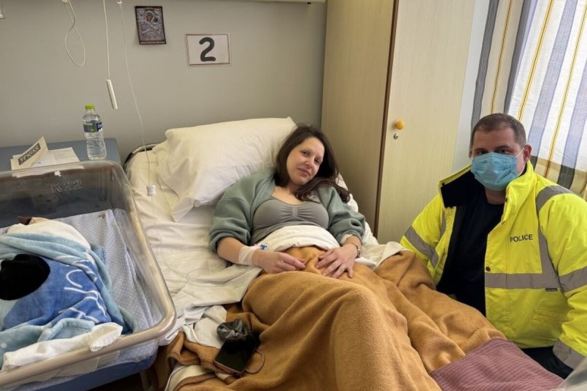 Αρκαδία: Αστυνομικός μετέφερε ετοιμόγεννη σε νοσοκομείο ‑ Το όχημά της είχε εγκλωβιστεί λόγω της κακοκαιρίας