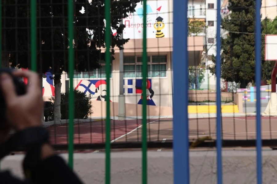 Τρόμος με γuμνό άνδρα έξω από δημοτικό σχολείο στο Αιγάλεω - Σε βάρος του σχηματίστηκε δικογραφία για προσβολή γενετήσιας αξιοπρέπειας