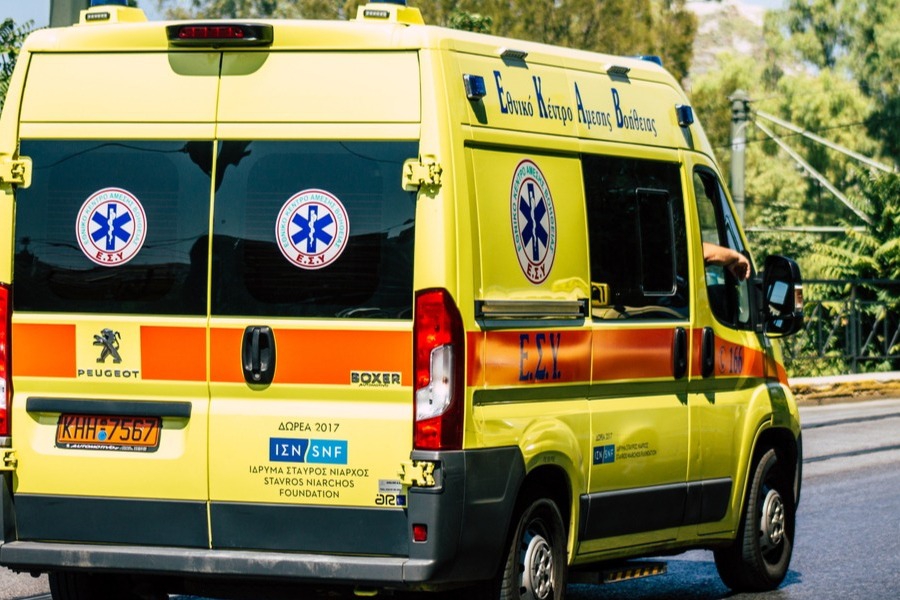 Σοκαριστικό τροχαίο στη Γλυφάδα: Αυτοκίνητο έπεσε σε στάση λεωφορείου – Τρεις τραυματίες