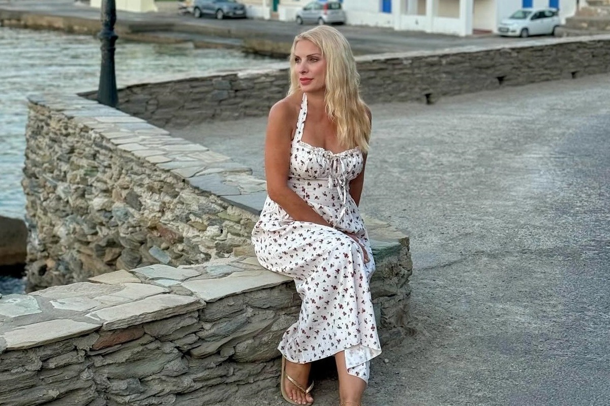 Ελένη Μενεγάκη: Ποζάρει με καλοκαιρινή διάθεση στην Ανδρο