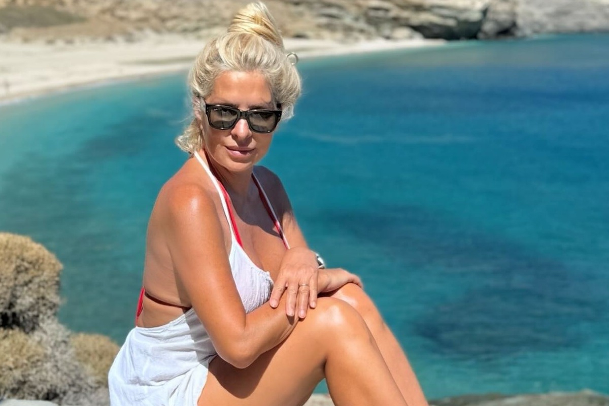 Η Ελένη Μενεγάκη «καίει» τα social με μαγιό και αγκαλιές!