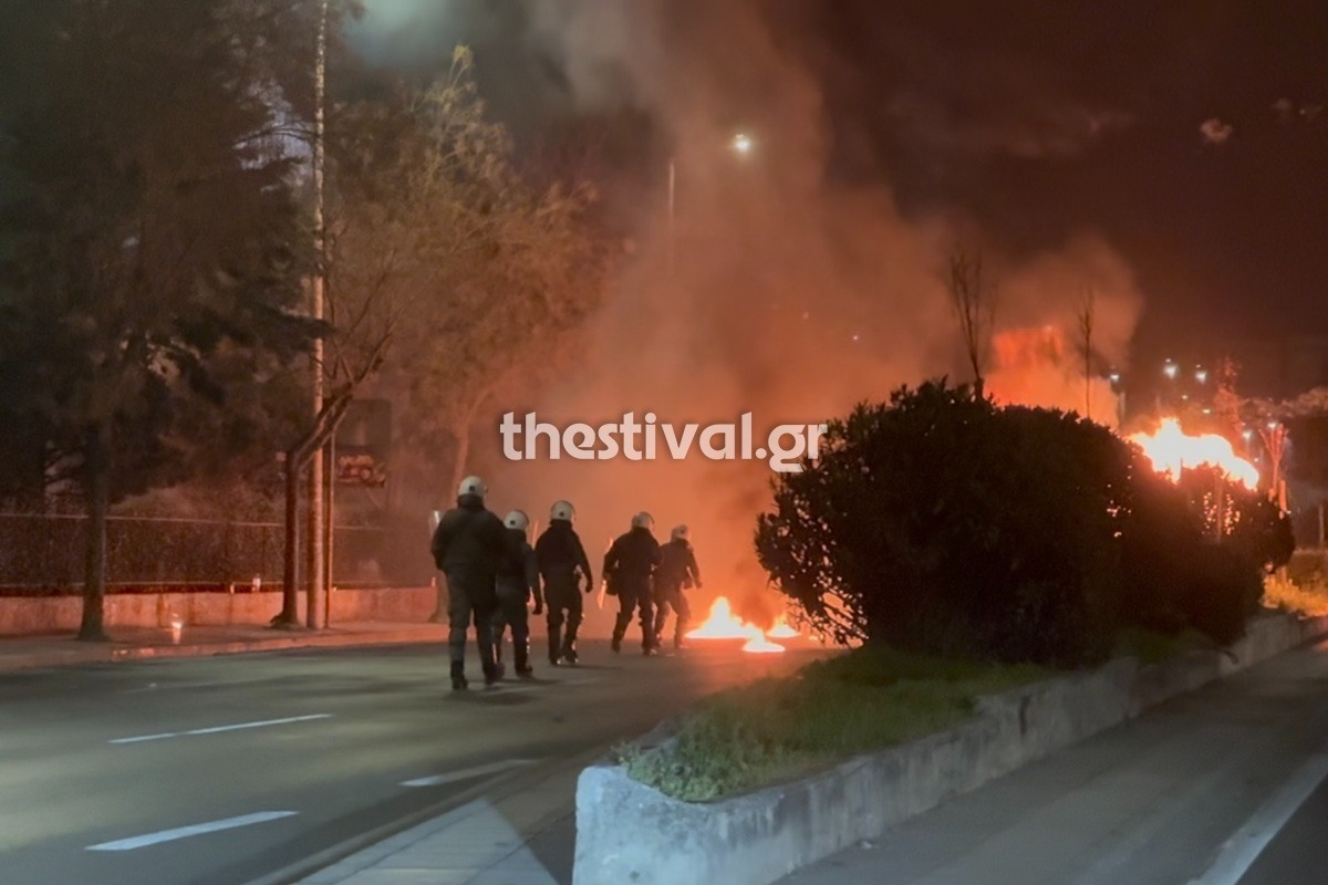 Θεσσαλονίκη: Κουκουλοφόροι έστησαν οδοφράγματα και άναψαν φωτιές – Δείτε βίντεο