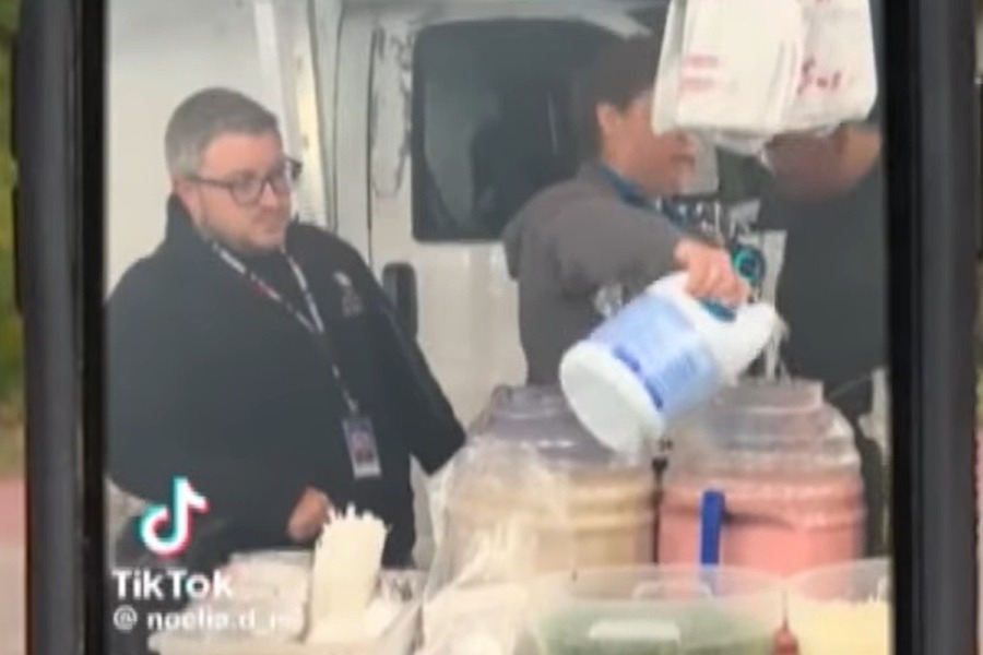 Επιθεωρήτρια υγείας ρίχνει χλωρίνη σε φαγητό πλανόδιου πωλητή χωρίς άδεια