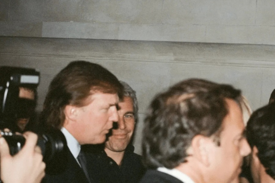 Ο Τραμπ πέταξε με τον Έπσταϊν σε ιδιωτικό τζετ μαζί με μια 20χρονη, σύμφωνα με νέα αρχεία - Μεταξύ των αρχείων περιλαμβάνεται και μια επιστολή που φαίνεται να έχει σταλεί από τον Έπσταϊν προς τον Λάρι Νάσαρ, τον γιατρό της εθνικής ομάδας ενόρ