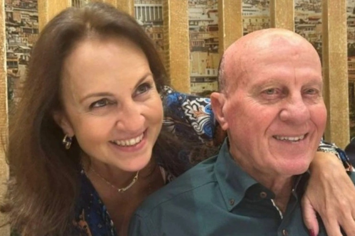 «Θέλω να μάθει ο κόσμος τι συνέβαινε πίσω από τις κλειστές πόρτες του σπιτιού», λέει η κόρη του Μίμη Δομάζου