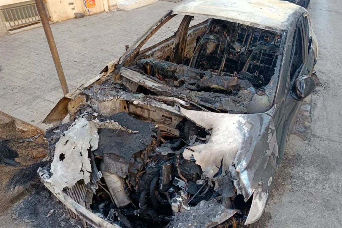 Εξάρχεια: Πεδίο μάχης με μολότοφ και φωτιές ‑ Καταστράφηκαν ολοσχερώς 13 αυτοκίνητα, 72 προσαγωγές