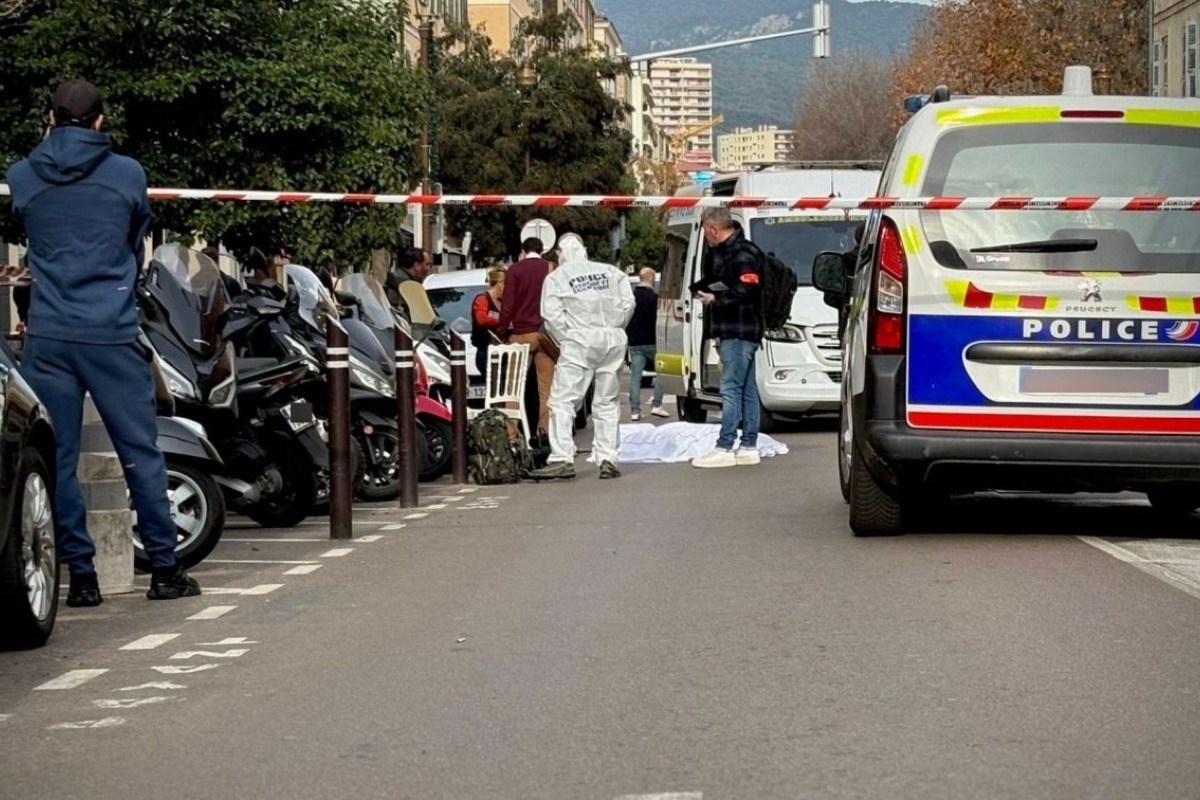 Κορσική: Η στιγμή που αστυνομικός πυροβολεί και σκοτώνει 26χρονο που κρατούσε μαχαίρι - Ο εισαγγελέας του Αιάκειου, Νικολά Σετ, είπε ότι διενεργείται προκαταρκτική έρευνα για ανθρωποκτονία εκ προθέσεως σε βάρος του αστυνομικού που πυροβόλ