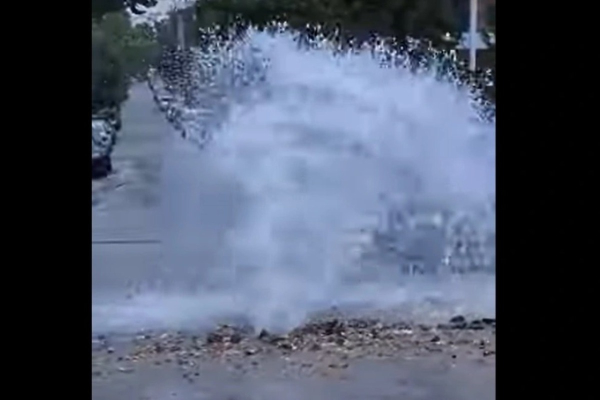 Έσπασε αγωγός νερού στο Παλαιό Φάληρο - Ποτάμια οι δρόμοι - έβαλαν κάδους για να περιορίσουν τη ροή