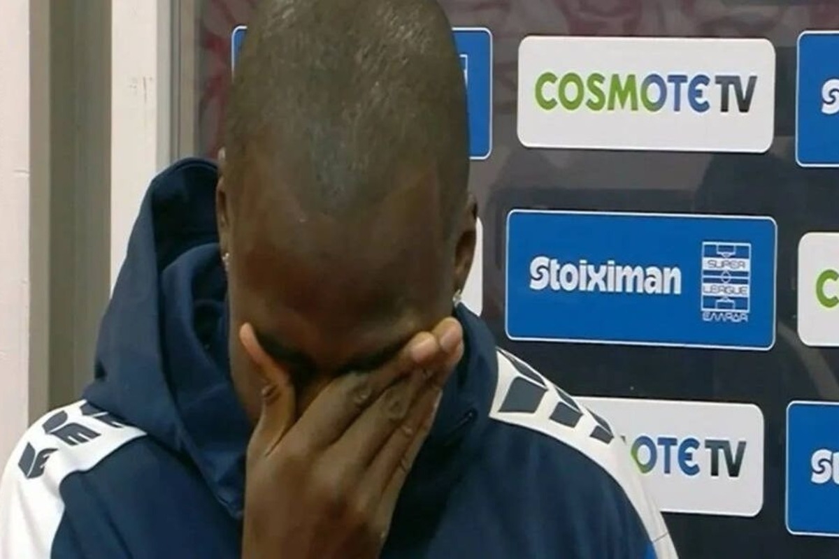 Συγκίνησε ο Ανδρέας Τεττέη: Ξέσπασε σε κλάματα on air κι αποχώρησε από συνέντευξη - Βίντεο - Ο Ανδρέας Τεττέη αγωνίστηκε για τελευταία φορά με την Κηφισιά, στον αγώνα κόντρα στον Ολυμπιακό και δεν μπορούσε να κρύψει τη συγκίνησή του.