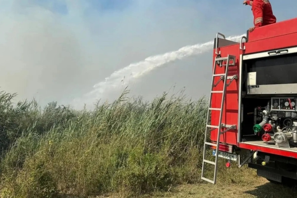 Μάχη με τις φλόγες στη νότια Αλβανία ‑ Εκκενώθηκε το «Γαλάζιο Μάτι» στους Αγιους Σαράντα
