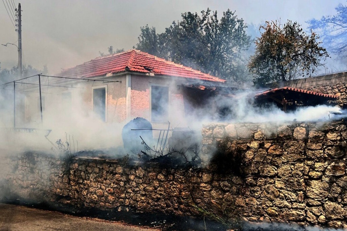 Ζάκυνθος: Μήνυμα του 112 για εκκένωση των περιοχών Κερί και Αγαλάς – «H φωτιά είναι δίπλα σε σπίτια»