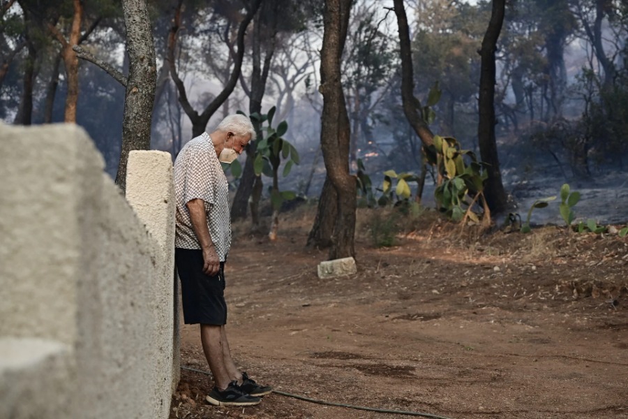 Σε ύφεση η φωτιά στην Ανατολική Αττική: Μεγάλη καταστροφή και καμένα σπίτια