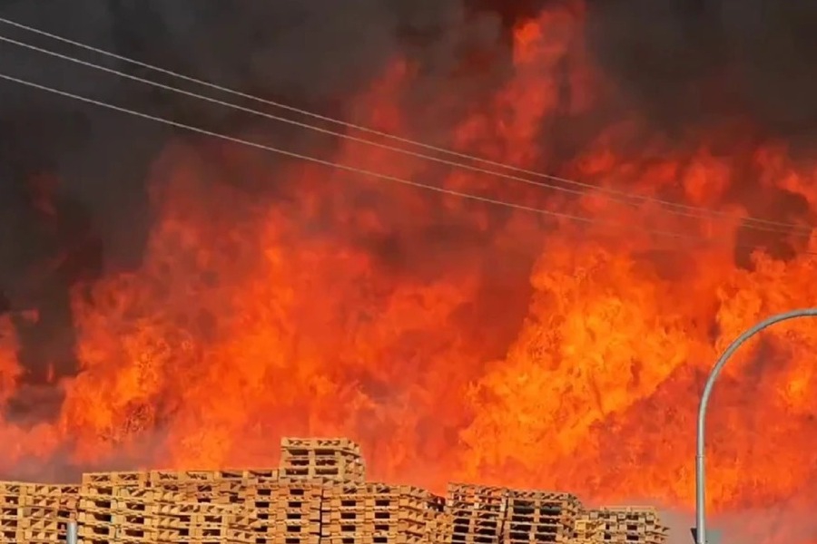 Φωτιά σε βιομηχανική εγκατάσταση στο Μενίδι – Μήνυμα από το 112 για επικίνδυνους καπνούς