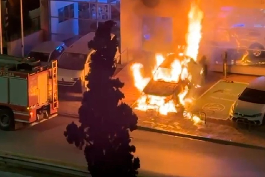 Η στιγμή που η φωτιά κατακαίει τα αυτοκίνητα στη Νέα Φιλαδέλφεια - Πέταξαν μπουκάλια με βενζίνη στα ΙΧ και εξαφανίστηκαν