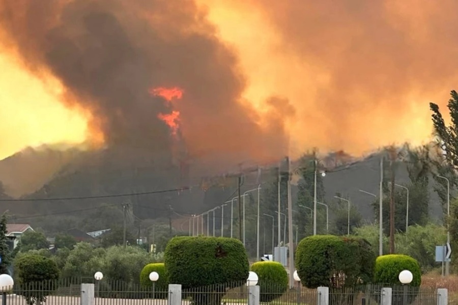 Μάχη με τις φλόγες σε τρία μέτωπα – Εκκενώνονται χωριά στην Ηλεία, διακοπή κυκλοφορίας στην Πατρών – Πύργου