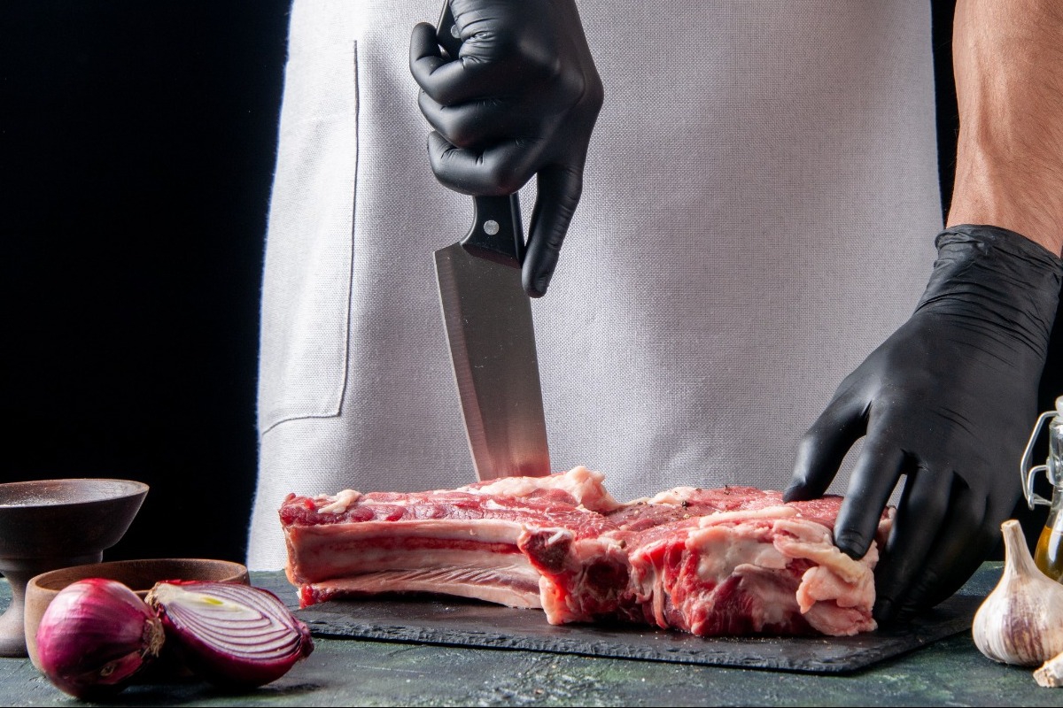 Πριν αγοράσεις κρέας για το γιορτινό τραπέζι, δες τι προσέχει ένας χημικός τροφίμων στο κρεοπωλείο