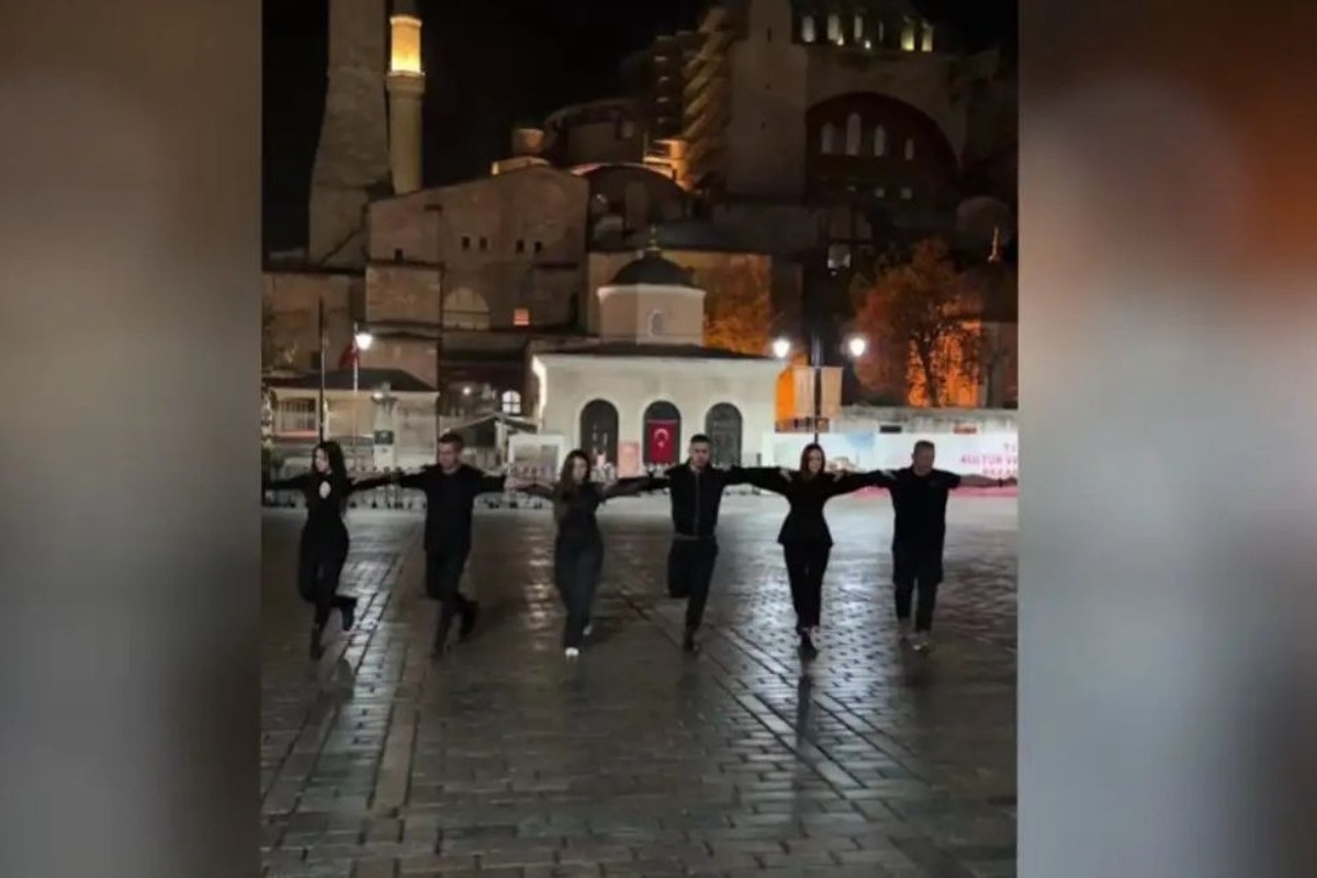 Έλληνες χόρεψαν συρτάκι στην Αγία Σοφία - «Πρόκληση και προσβολή» βλέπουν οι Τούρκοι - Πολλά τουρκικά μέσα ενημέρωσης ανέφεραν αρχικά πως το βίντεο επρόκειτο για προϊόν τεχνητής νοημοσύνης