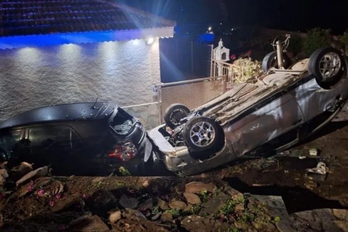 Αγρίνιο: Αυτοκίνητο αναποδογύρισε και προσγειώθηκε σε αυλή σπιτιού (εικόνα) - Δεν σημειώθηκε σοβαρός τραυματισμός, παρά τη σφοδρότητα του ατυχήματος