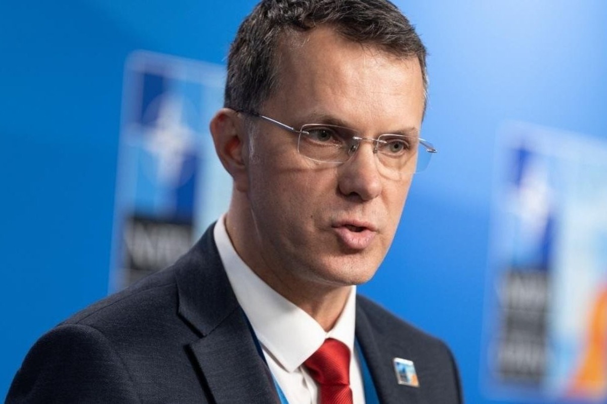 Πολιτικό σκάνδαλο στη Ρουμανία: Ο υπουργός Αμυνας παραιτήθηκε επειδή είπε ψέματα στο βιογραφικό του - Το βιογραφικό του Ιονούτ Μοστεάνου περιείχε εσφαλμένες πληροφορίες σχετικά με το πότε αποφοίτησε και από ποιο πανεπιστήμιο