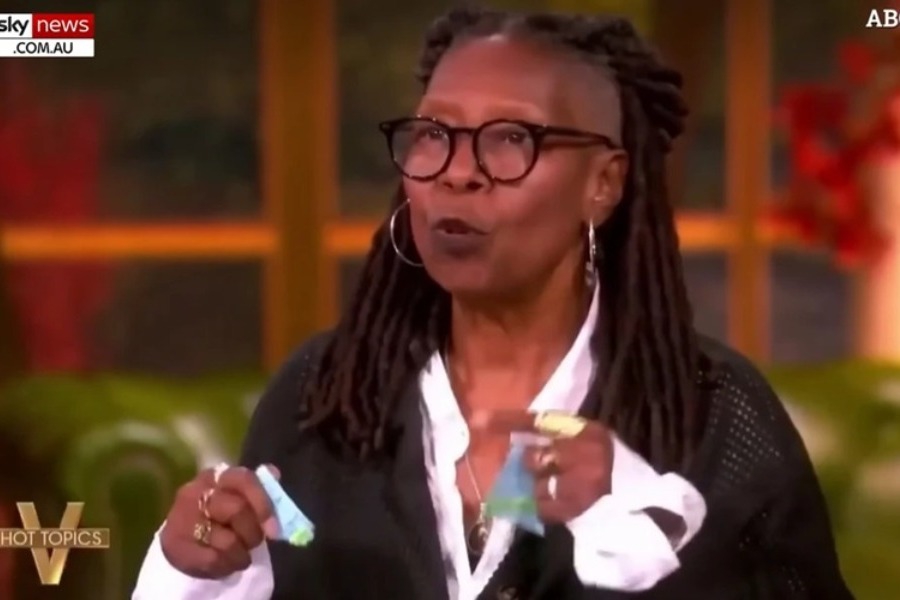 Έξαλλη Γούπι Γκόλντμπεργκ: Έσκισε σημείωμα που της ζητούσε να διευκρινίσει αστείο της για τον Τραμπ