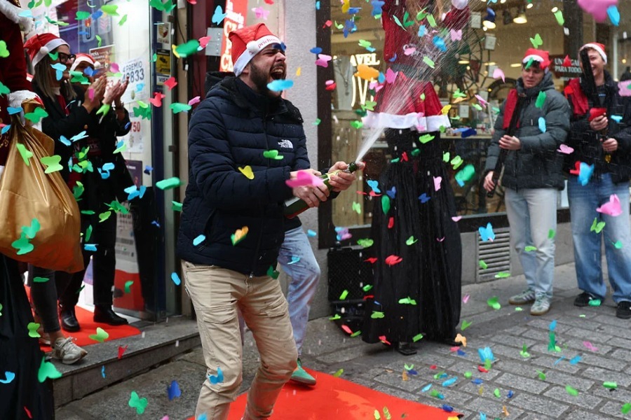 Από την τραγωδία στις σαμπάνιες: Χωριό στην Ισπανία που καταστράφηκε από τις πυρκαγιές κέρδισε 468 εκατ. ευρώ στο λαχείο - Το χριστουγεννιάτικο λαχείο El Gordo μοιράζει εκατοντάδες εκατομμύρια – Πιστεύουν ότι αν το αγοράσει τόπος που υπέστη συμφορά θα είναι κερδοφόρο, γιατ