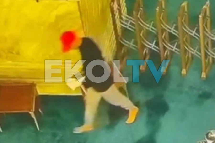 Ανδρας προσπάθησε να βάλει φωτιά στην Αγιά Σοφιά: Δείτε το βίντεο ντοκουμέντο - Οι τουρκικές αρχές ψάχνουν τον άνδρα με το κόκκινο καπέλο