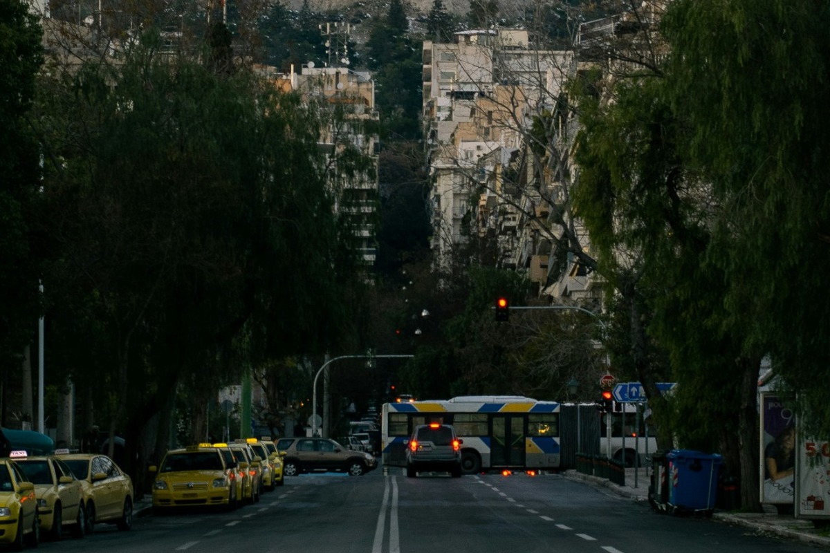 Εμπρηστική επίθεση σε συνεργείο στον Νέο Κόσμο: Έσπασαν την τζαμαρία και έβαλαν φωτιά