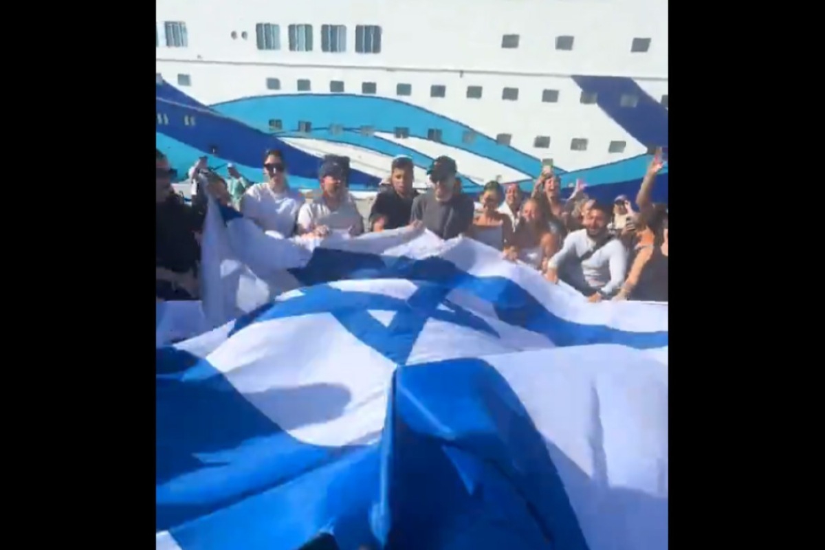 Βίντεο: Ισραηλινοί ανοίγουν μια μεγάλη σημαία και χορεύουν στο λιμάνι της Ρόδου