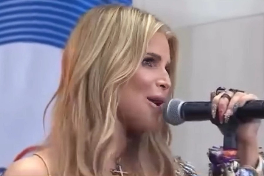 Η Τζέσικα Σίμπσον «τα έκανε πάνω της» σε live εμφάνισή της σε τηλεοπτική εκπομπή