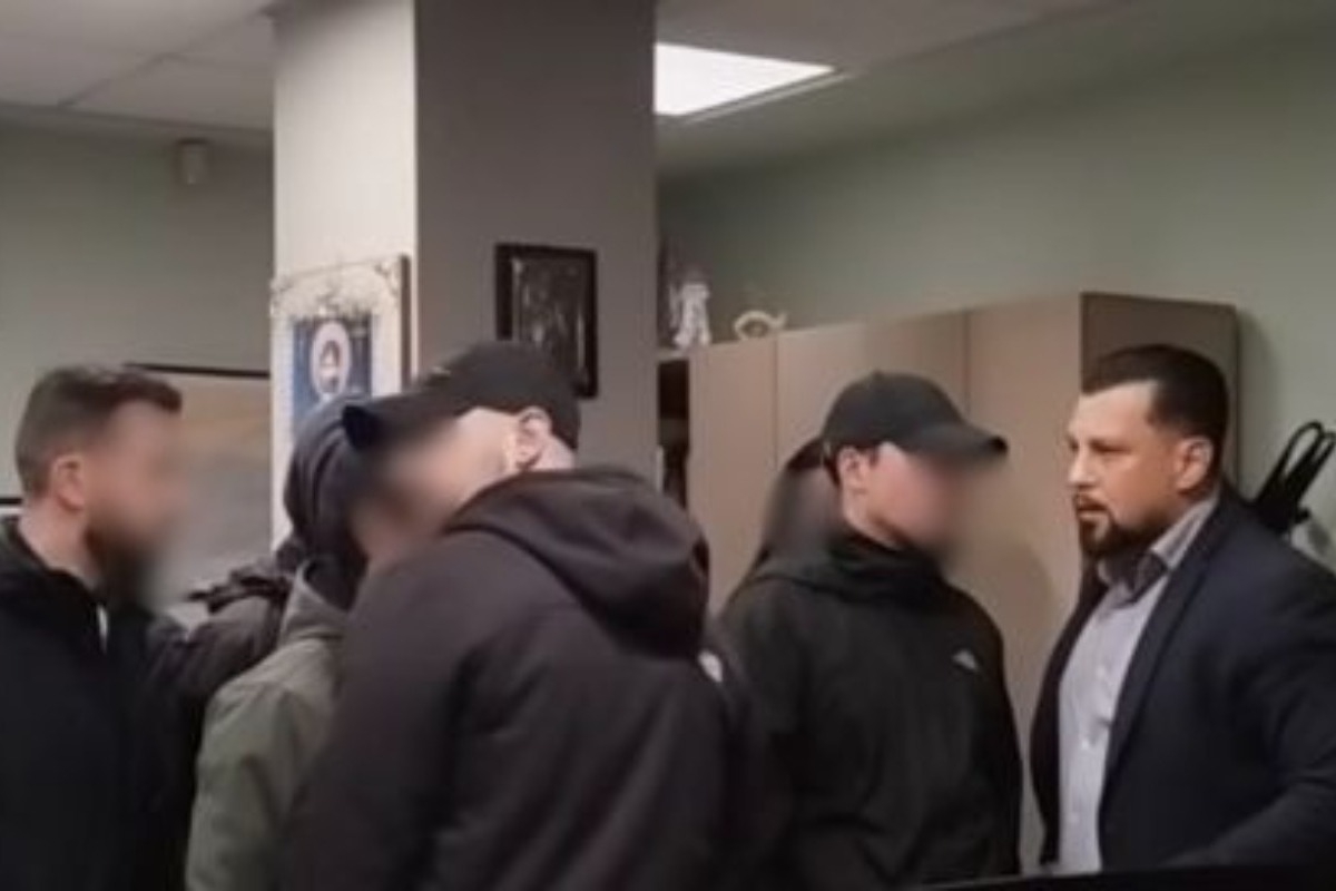 Εισβολή μελών του Ρουβίκωνα στο δημαρχείο Ηλιούπολης - Βίντεο - Αφορμή για την επίθεση αποτέλεσαν οι κτιριακές υποδομές του Ειδικού Σχολείου Αθηνών