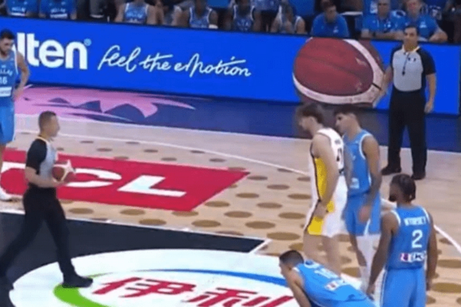 EuroBasket 2025: Τι... είπε ο Καλαϊτζάκης στον Χουάντσο πριν χάσει και τις τρεις βολές του;