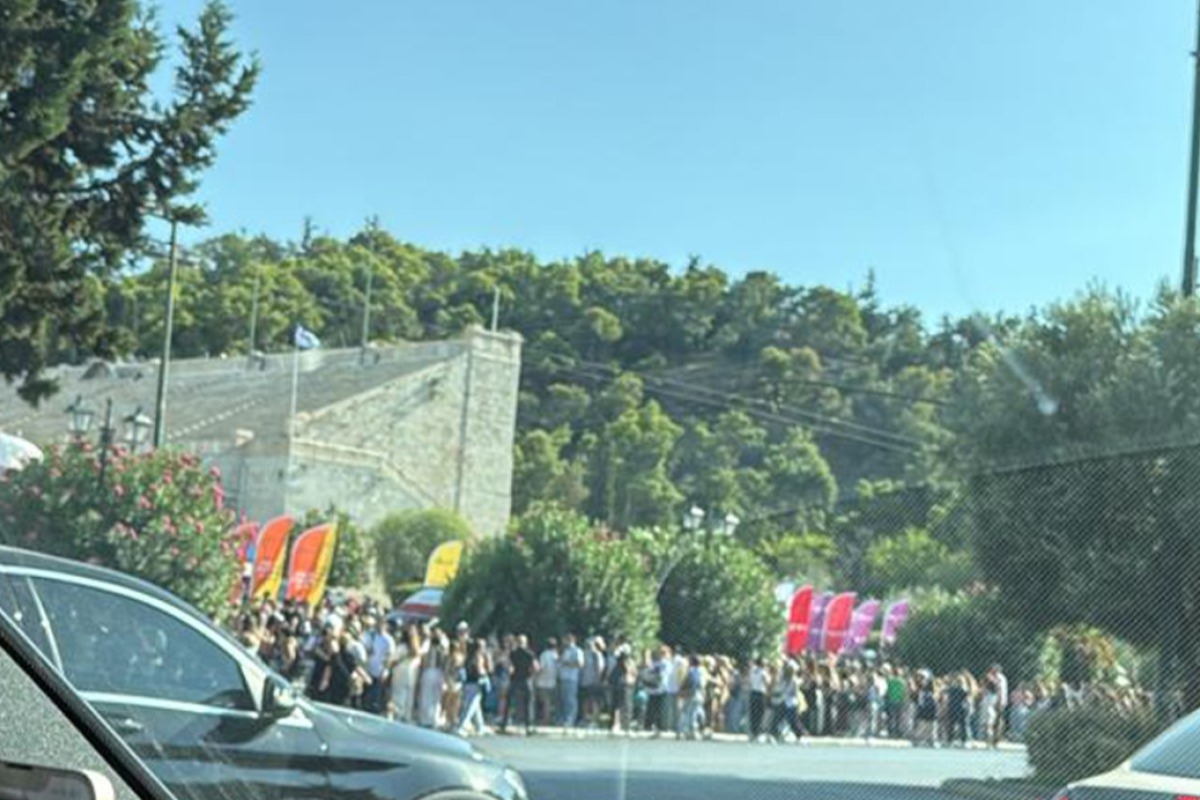 Ουρές έξω από το Καλλιμάρμαρο πριν καν ανοίξουν οι πύλες για τη συναυλία της Αννας Βίσση