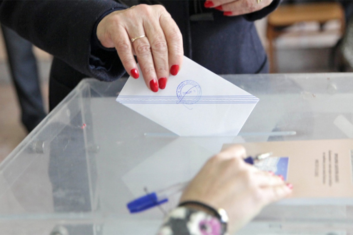 MRB: Στις 14,2 μονάδες το προβάδισμα της ΝΔ - Τι θα έπαιρναν Τσίπρας, Καρυστιανού, Σαμαράς - Τι ποσοστό θα ψήφιζε ένα νέο κόμμα Τσίπρα