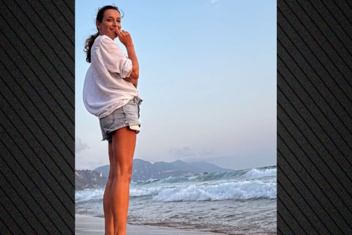 Ο Σάκης Ρουβάς φωτογραφίζει την Κάτια Ζυγούλη στην Κέρκυρα